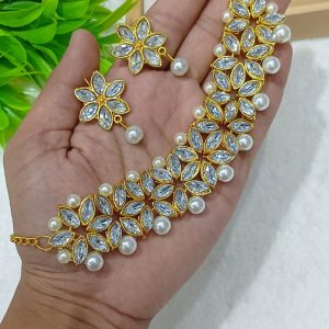 ফ্লোরাল কুন্দন ও মুক্তো যুক্ত চোকার সেট