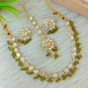 ndian-style antique Kundan jewellery set includes a necklace, earrings, and a maang tikka