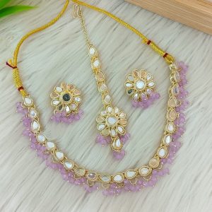 ndian-style antique Kundan jewellery set includes a necklace, earrings, and a maang tikka,