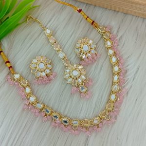 ndian-style antique Kundan jewellery set includes a necklace, earrings, and a maang tikka,