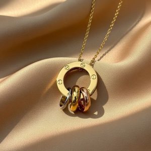 ‘-style necklace featuring interlocking rings